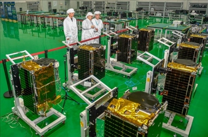 △2022年10月17日，位于吉林長春的長光衛(wèi)星技術(shù)股份有限公司科研人員在衛(wèi)星總裝測(cè)試大廳進(jìn)行相關(guān)測(cè)試工作。