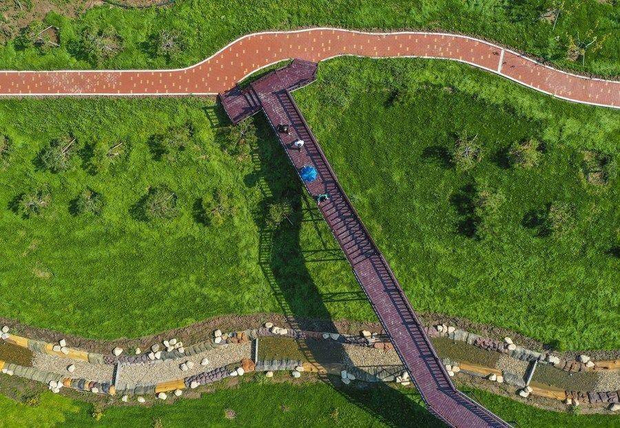 △游人在吉林長春市九臺(tái)區(qū)清水村千畝苗木花卉休閑旅游觀光產(chǎn)業(yè)園區(qū)參觀游覽。