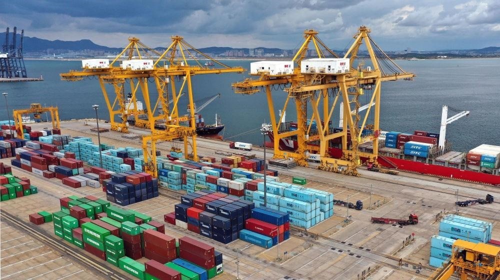 △在遼寧大連市遼寧港口集團(tuán)大連港集裝箱碼頭，貨輪在裝卸集裝箱。