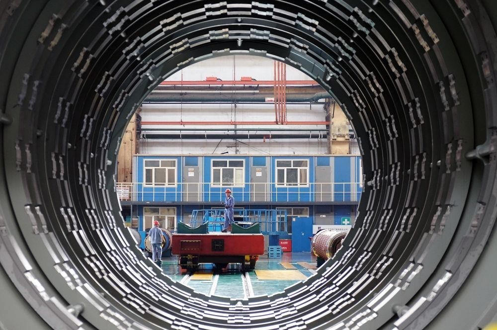 △2023年8月31日，工人在哈電集團(tuán)哈爾濱電機(jī)廠有限責(zé)任公司的水電分廠重型車間作業(yè)。