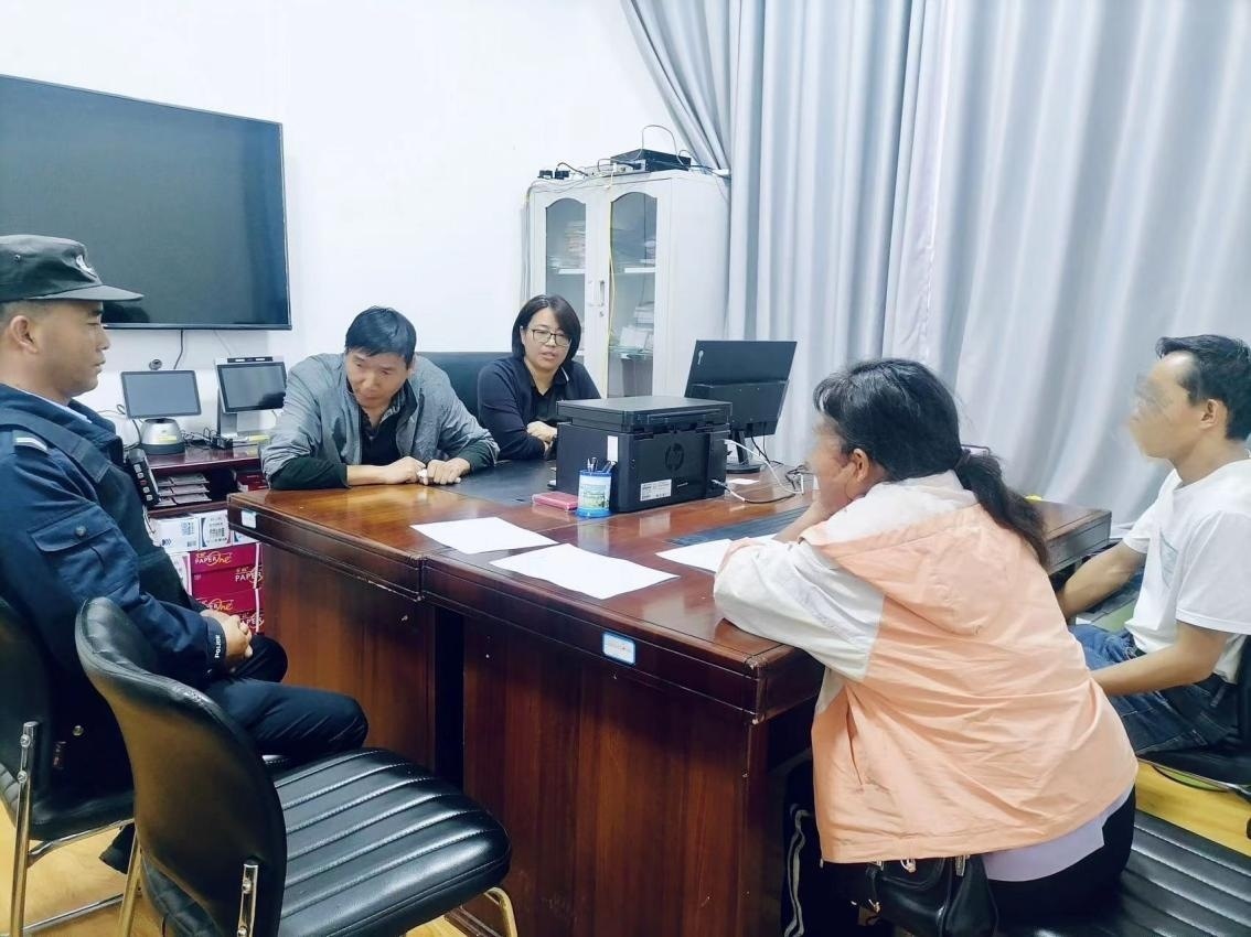 2023年8月4日，和立峰（左二）在調解一起家庭婚姻糾紛。受訪者供圖