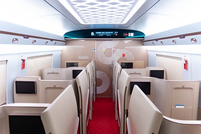 復(fù)興號(hào)亞運(yùn)智能動(dòng)車組列車。上海鐵路局融媒體中心供圖