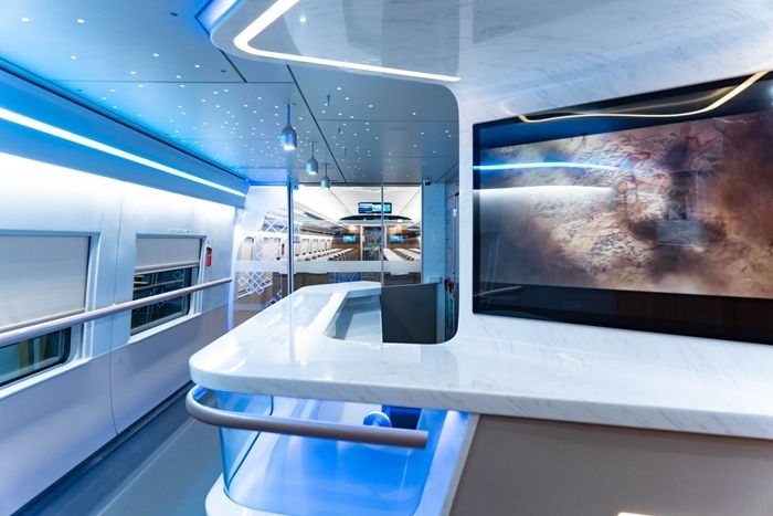 復(fù)興號(hào)亞運(yùn)智能動(dòng)車組列車車廂。上海鐵路局融媒體中心供圖