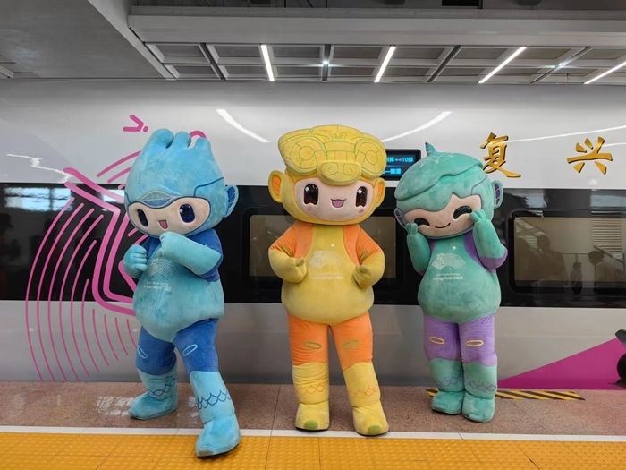 復(fù)興號(hào)亞運(yùn)智能動(dòng)車組列車車廂。上海鐵路局融媒體中心供圖