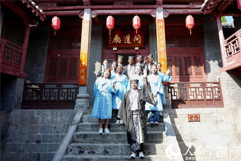 圖為選手們?cè)诤?huì)書院內(nèi)合影留念。人民網(wǎng) 盧鵬宇攝