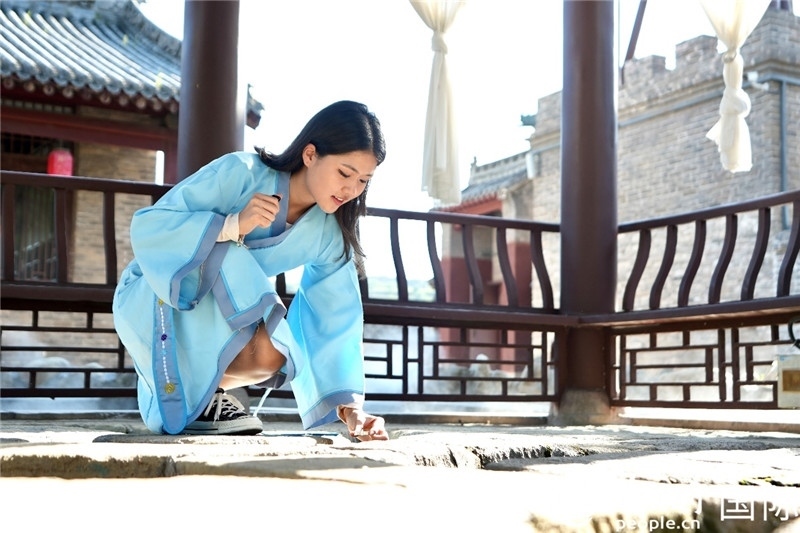 圖為選手在“曲水流觴亭”將“桃心”蠟燭放入渠中。人民網(wǎng) 盧鵬宇攝