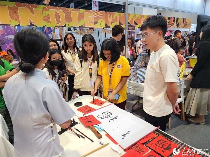 中國(guó)圖書(shū)展亮相第43屆菲律賓馬尼拉國(guó)際書(shū)展。人民網(wǎng)記者 樊帆攝