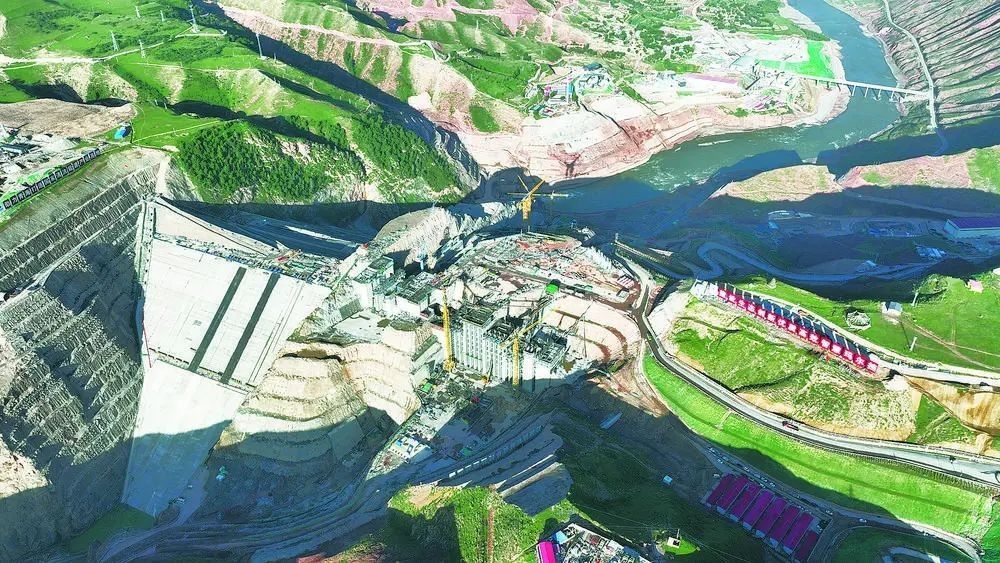 瑪爾擋水電站項(xiàng)目建設(shè)現(xiàn)場(chǎng)。國(guó)家能源集團(tuán)青?，敔枔跛娬竟﹫D