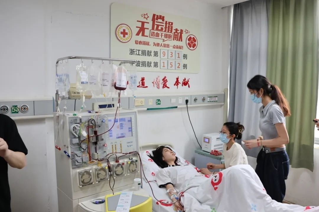 陸冰冰（右三）捐獻(xiàn)185毫升造血干細(xì)胞。受訪者供圖