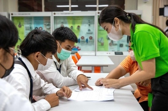 3月14日，在泰國大城府大城技術(shù)學(xué)院魯班工坊，教師（右一）給學(xué)生上課。新華社記者 王騰 攝