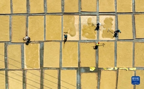 9月16日，在湖南省懷化市通道侗族自治縣萬佛山鎮(zhèn)溪上村，村民在晾曬稻谷（無人機(jī)照片）。