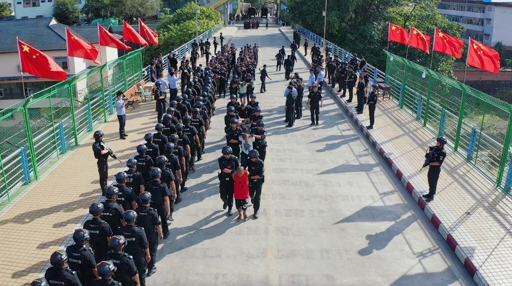 圖為涉詐犯罪嫌疑人移交我方。