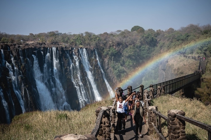 8月21日，游客在贊比亞觀賞維多利亞瀑布景色。