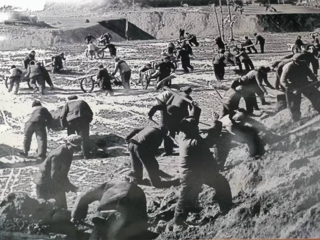 20世紀(jì)70年代，高西溝人治理水土流失場(chǎng)景。（資料圖片）