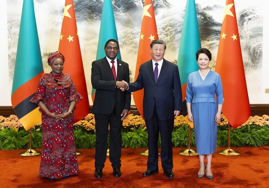 這是會談前，習(xí)近平主席和夫人彭麗媛同希奇萊馬總統(tǒng)和夫人穆廷塔合影。