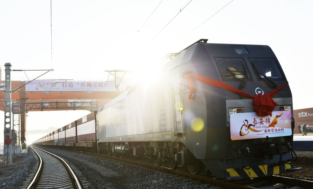2013年11月28日，首趟由西安發(fā)往哈薩克斯坦阿拉木圖的長安號國際貨運(yùn)列車等待出發(fā)。新華社記者 劉瀟 攝