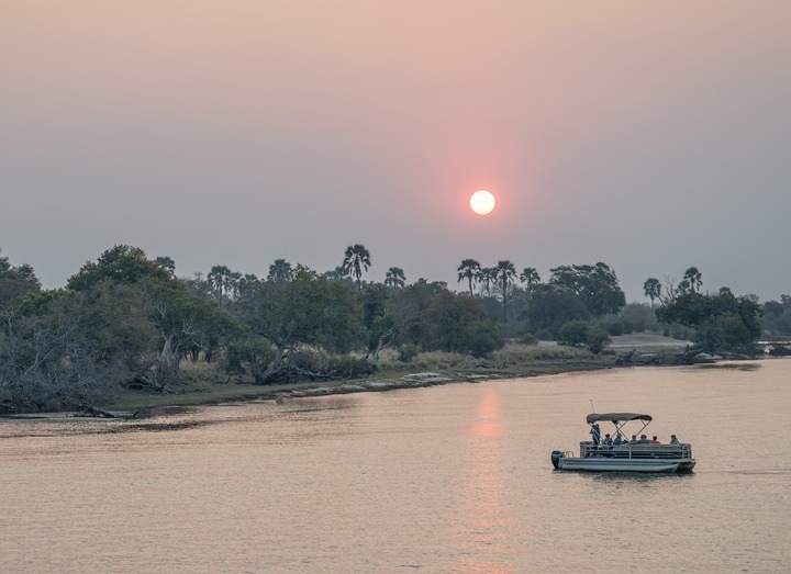 8月23日，在贊比亞拍攝的贊比西河上的游船。
