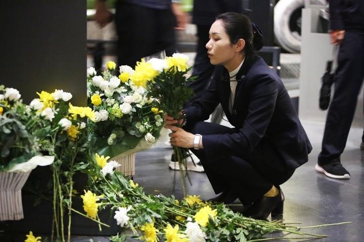 9月18日，工作人員在侵華日軍第七三一部隊(duì)罪證陳列館整理花束。新華社記者 石楓 攝