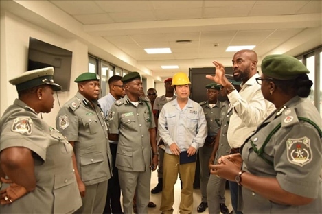 萊基港員工向海關(guān)工作人員講解掃描儀使用方法。受訪者供圖