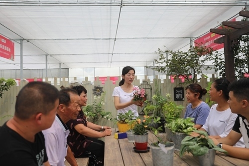 李敏向村民講授花木直播經(jīng)驗。受訪者供圖