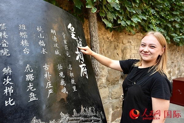 選手金雪花（波蘭）在古堡內留影。人民網(wǎng) 盧鵬宇攝