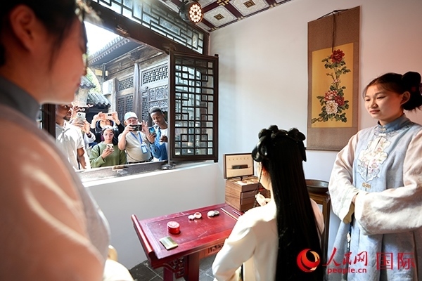 選手們觀看表演。人民網(wǎng) 盧鵬宇攝