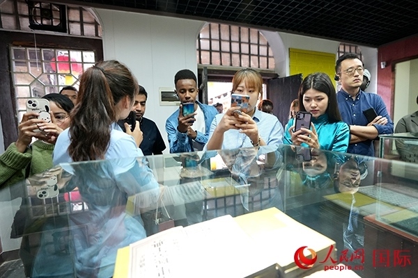 選手們認真聆聽導游講解。人民網(wǎng) 盧鵬宇攝