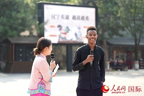 選手王安（乍得）挑戰(zhàn)“漢字英雄·越戰(zhàn)越勇”游戲。人民網(wǎng) 盧鵬宇攝