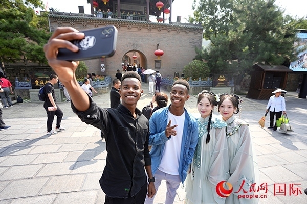 兩對雙胞胎偶遇合影。人民網(wǎng) 盧鵬宇攝