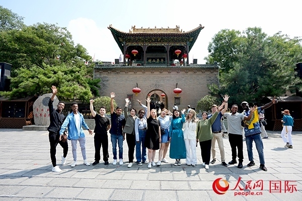 選手們在御書樓前合影。人民網(wǎng) 盧鵬宇攝