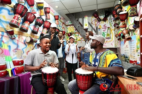 選手們敲起非洲鼓。人民網(wǎng) 盧鵬宇攝