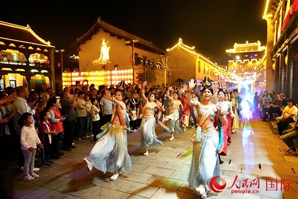 古城巡游隊伍。人民網(wǎng) 盧鵬宇攝