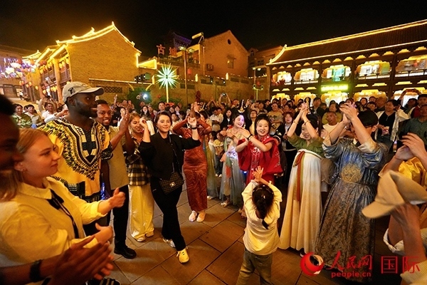 選手們和演員們一起舞蹈。人民網(wǎng) 盧鵬宇攝