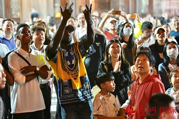 選手體驗古城巡游。人民網(wǎng) 盧鵬宇攝