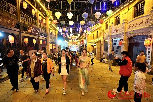 選手體驗古城巡游。人民網(wǎng) 盧鵬宇攝