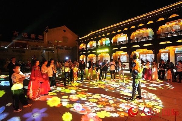 選手們和演員們一起載歌載舞。人民網(wǎng) 盧鵬宇攝