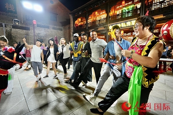 選手們和演員們一起載歌載舞。人民網(wǎng) 盧鵬宇攝