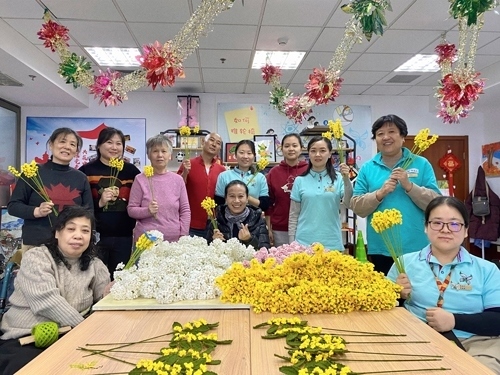 唐占鑫帶領(lǐng)團(tuán)隊(duì)為2022年北京冬奧會(huì)和冬殘奧會(huì)制作頒獎(jiǎng)花束。受訪者供圖