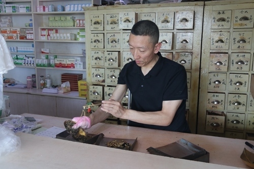 馬啟紅為病患精心配藥。受訪者供圖