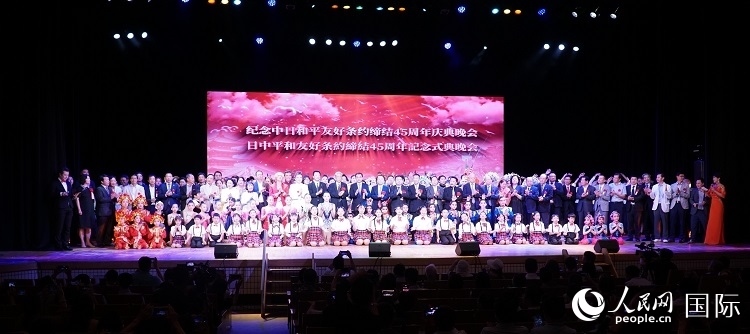 出席晚會的嘉賓與演員合影留念。人民網(wǎng) 蔣曉辰攝