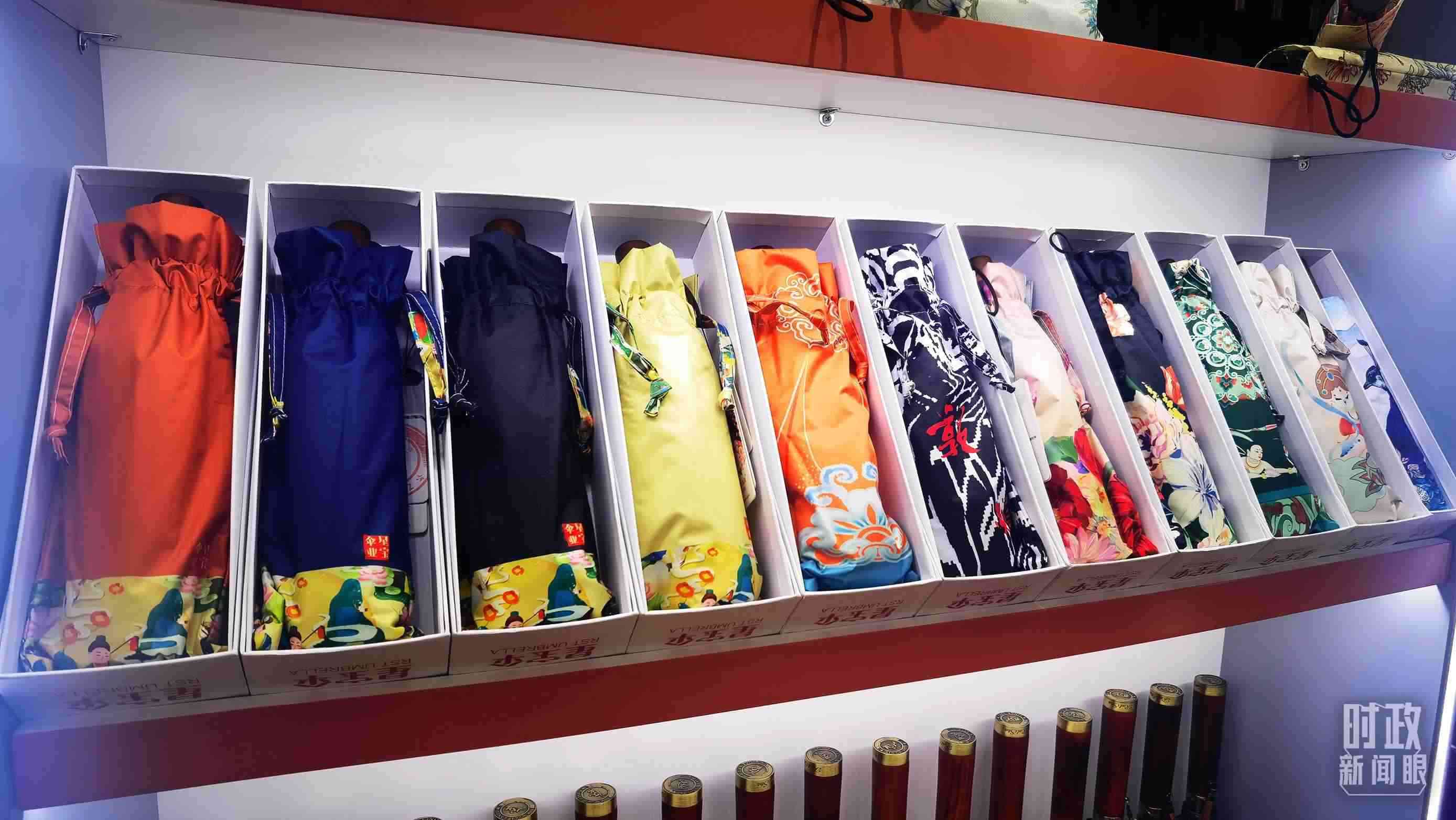 △商貿(mào)城內(nèi)的一家傘鋪，貨架上擺放著包裝精美的雨傘。（總臺央視記者范學(xué)禹拍攝）