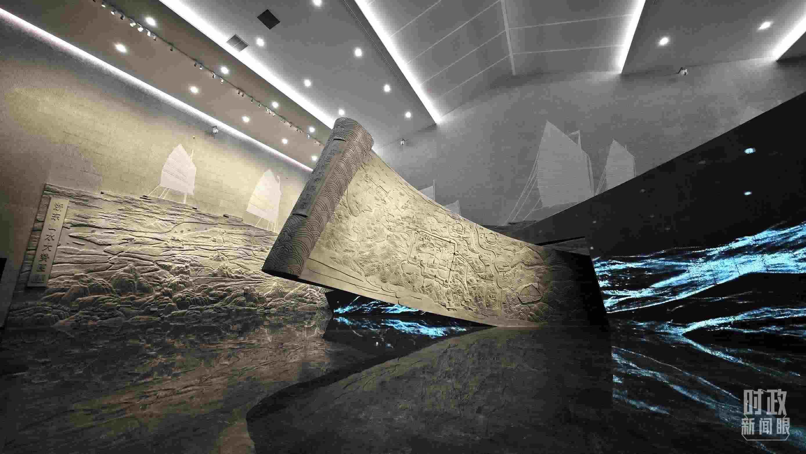 △博物館內(nèi)的《浙東運(yùn)河水利形勝圖》《浙東山水大勢圖》浮雕。（總臺央視記者彭漢明拍攝）