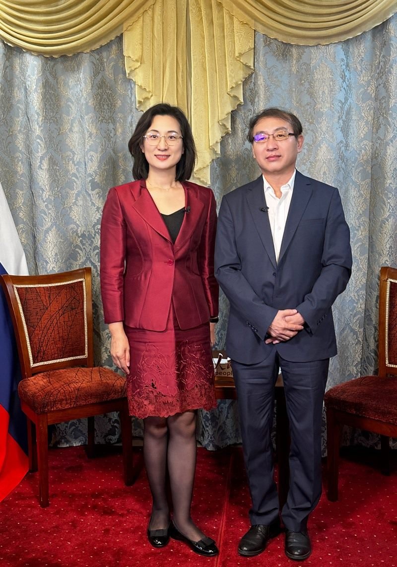 人民網(wǎng)黨委委員、副總編輯孫海峰（左一）專訪崔少純總領(lǐng)事。人民網(wǎng)記者 馬天翼攝