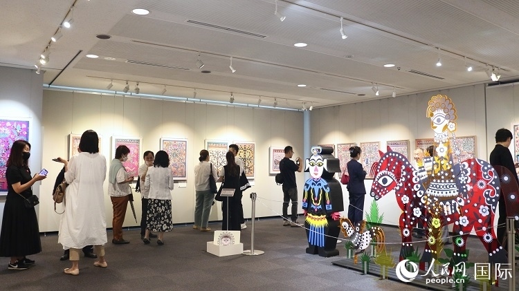 到場民眾觀看展覽。人民網 許可攝