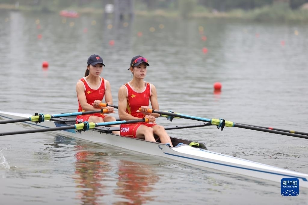 9月24日，鄒佳琪（左）/邱秀萍在決賽中。新華社記者 賈浩成 攝