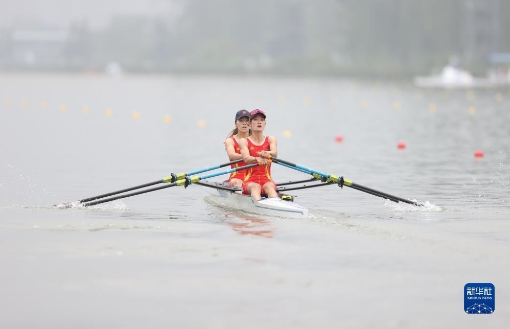 9月24日，鄒佳琪（左）/邱秀萍在決賽中。新華社記者 賈浩成 攝