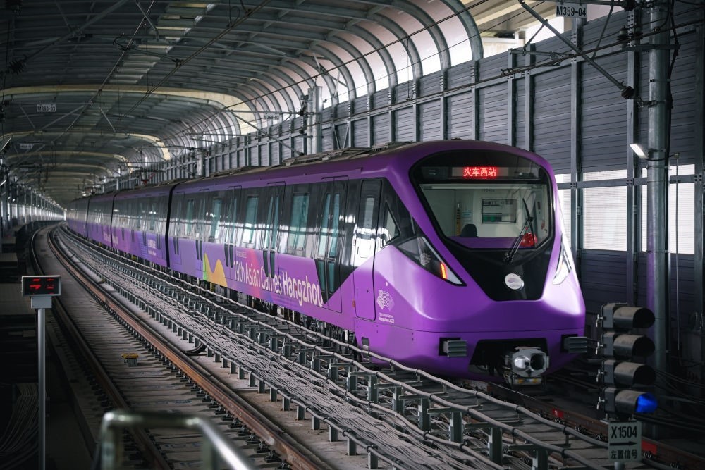 從杭州火車西站出發(fā)，地鐵19號(hào)線貫穿杭州火車東站、杭州蕭山機(jī)場(chǎng)，“亞運(yùn)號(hào)”地鐵專列運(yùn)行在這條線路上。