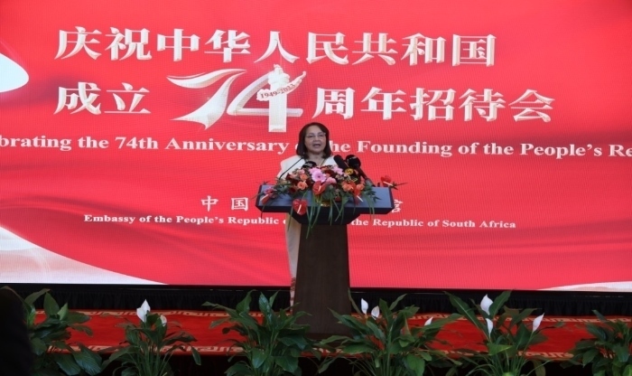 德利萊代表南政府向中國(guó)政府和人民致以誠(chéng)摯祝賀。中國(guó)駐南非使館供圖