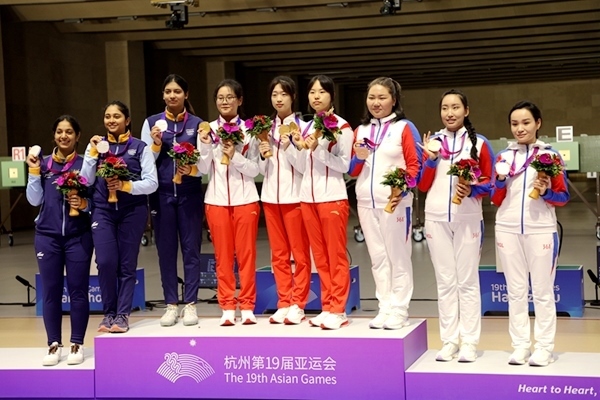 9月24日，杭州亞運會射擊女子10米氣步槍團(tuán)體賽頒獎儀式。人民網(wǎng)記者 胡雪蓉攝