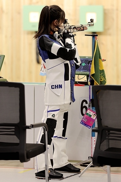 9月24日，黃雨婷在女子10米氣步槍團(tuán)體賽比賽中。人民網(wǎng)記者 胡雪蓉攝